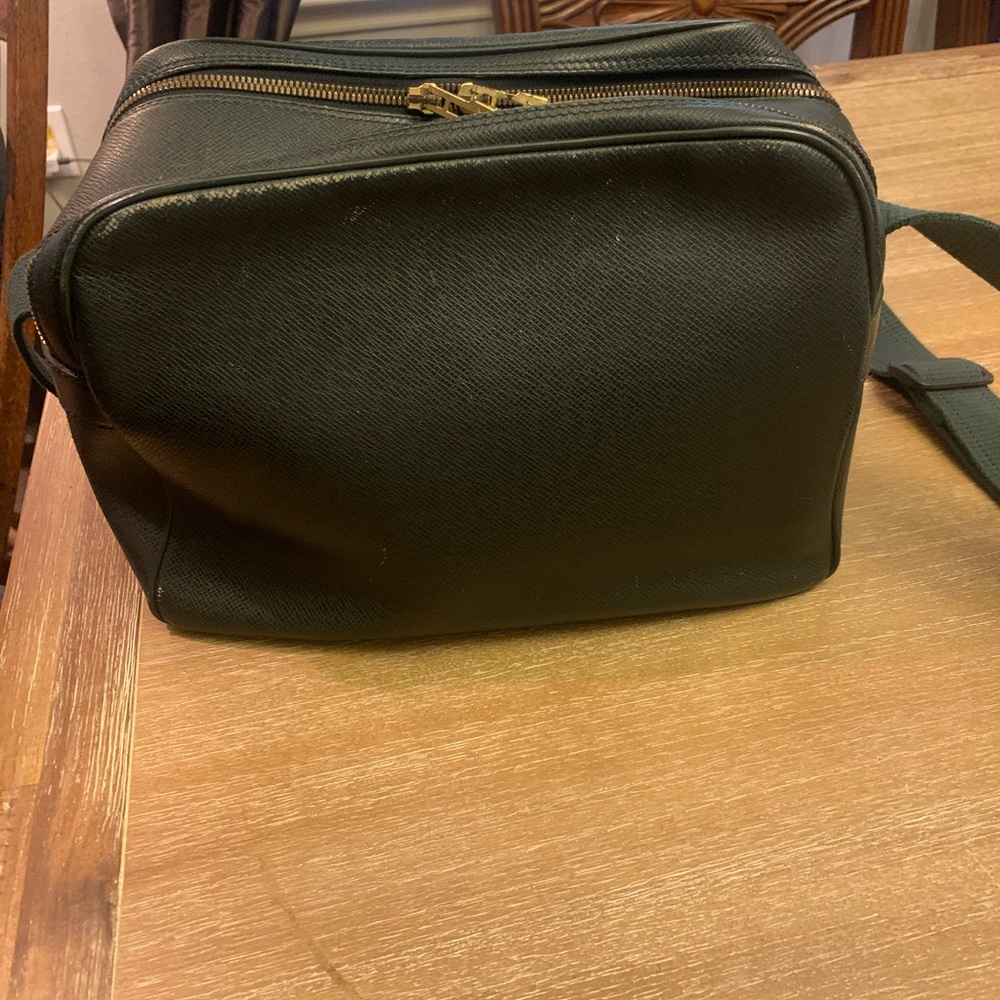 Louis Vuitton Taiga Reporter, messenger-bag, in the color green - Picture 6 of 16